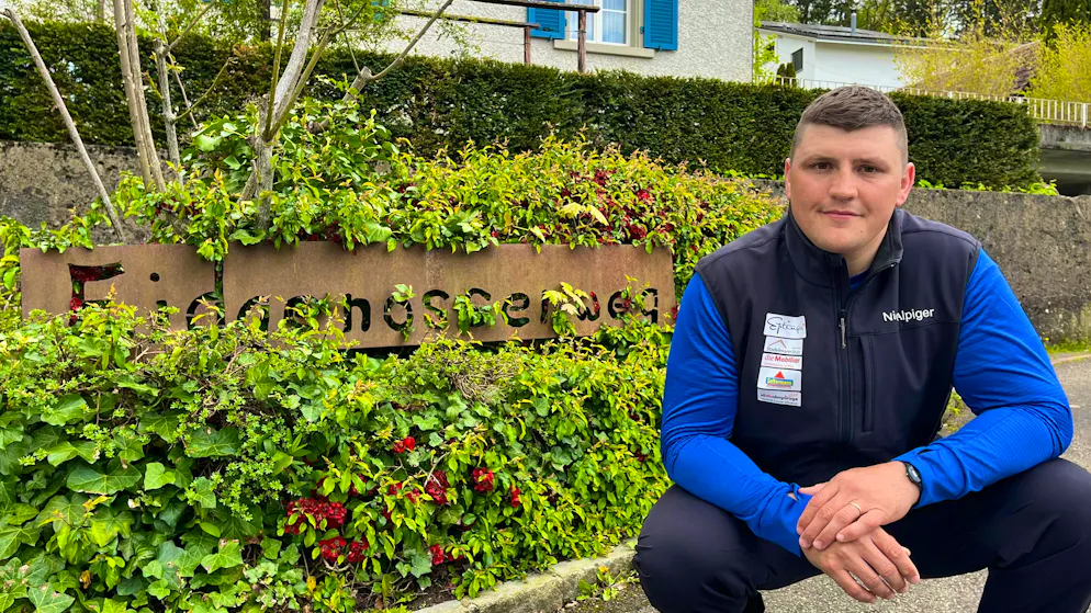 Nick Alpiger in front of the "Eidgenossenweg" - a gift from his neighbor after his first federal wreath in 2016.