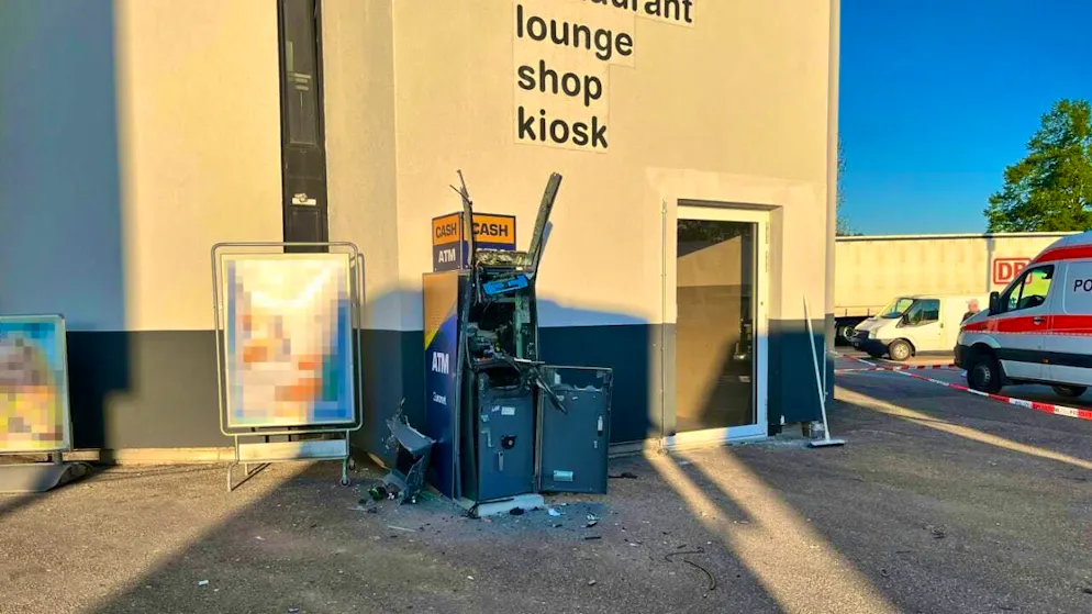 The blast destroyed the free-standing ATM at the A1 service station in Kölliken AG. However, the two perpetrators fled without any loot.