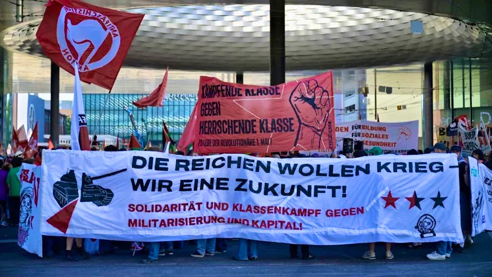 Around 3000 people gathered in Basel for the traditional May Day procession.