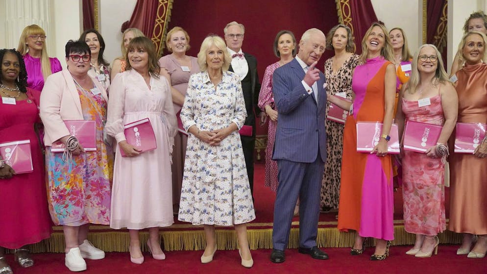 König Charles III. und Königin Camilla mit Mitgliedern des Chors Change and Check im Buckingham-Palast bei einem Empfang für gemeinschaftliche Initiativen im Kampf gegen Krebs. (30. April 2025)