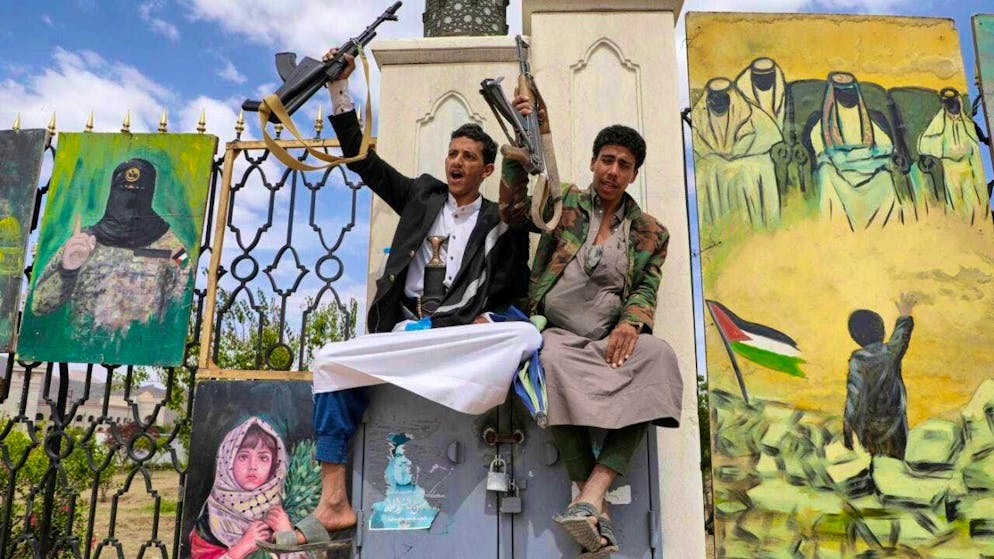 ARCHIVE - Houthi supporters chant slogans in front of banners in support of the Palestinians during an anti-US and anti-Israel rally. Photo: Osamah Abdulrahman/AP/dpa
