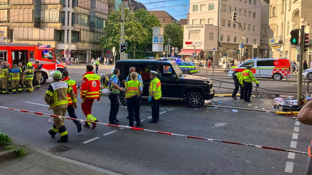 Stuttgart: Car drives into group of people - Gallery. The emergency services are deployed on a large scale.