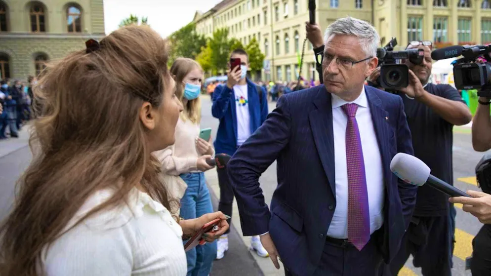 Glarner may be investigated for fake video - Gallery. SVP National Councillor Andreas Glarner (right) in autumn 2020 during a conversation with Green National Councillor Sibel Arslan (left) on the fringes of a climate movement action on the Bundesplatz. (archive image)