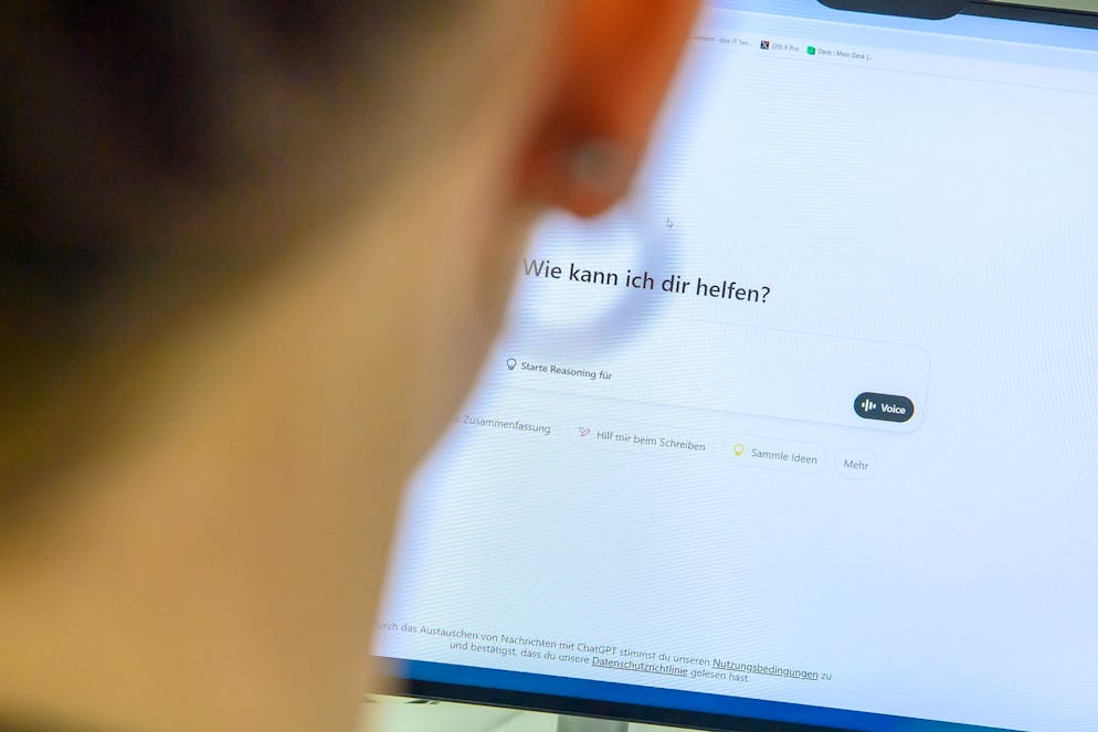 Viele junge Schweizerinnen und Schweizer schütten Chatbots wie ChatGPT ihr Herz aus.