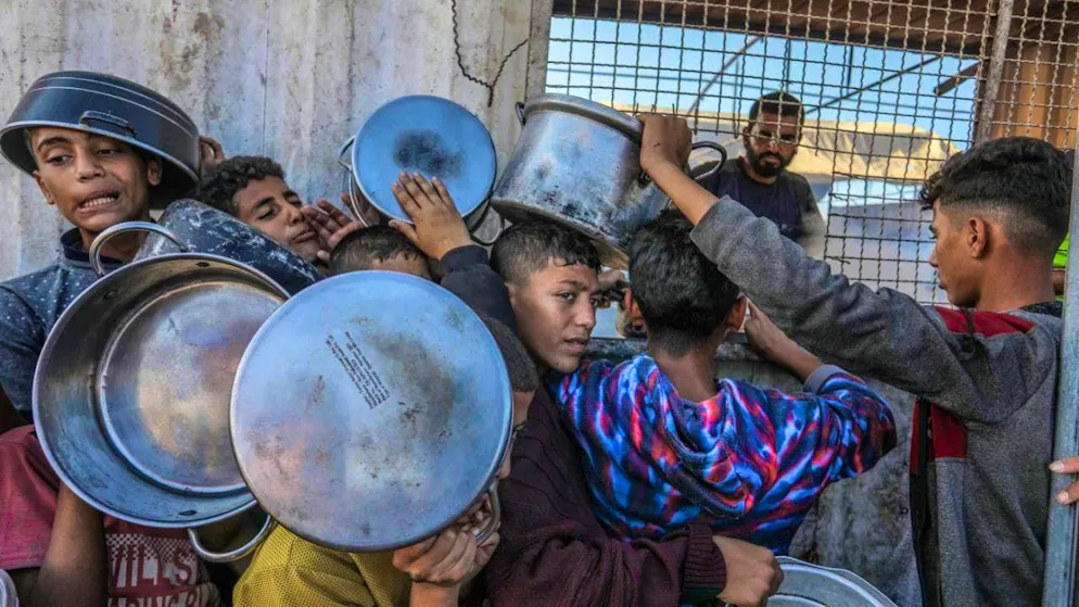 ARCHIVE - Palestinians line up to receive a meal from the World Food Program and the United Nations Relief and Works Agency for Palestine Refugees in the Near East (UNRWA). The United Nations and international organizations warn of a famine in the Gaza Strip and call on all parties to the conflict, the Palestinian factions and the Israeli government to allow the entry of aid supplies into the Gaza Strip and to facilitate their operations in order to prevent a humanitarian catastrophe in the Gaza Strip due to the conflict between Israel and Hamas. (to dpa: "USA and Israel want to deliver Gaza aid past Hamas") Photo: Abed Rahim Khatib/dpa