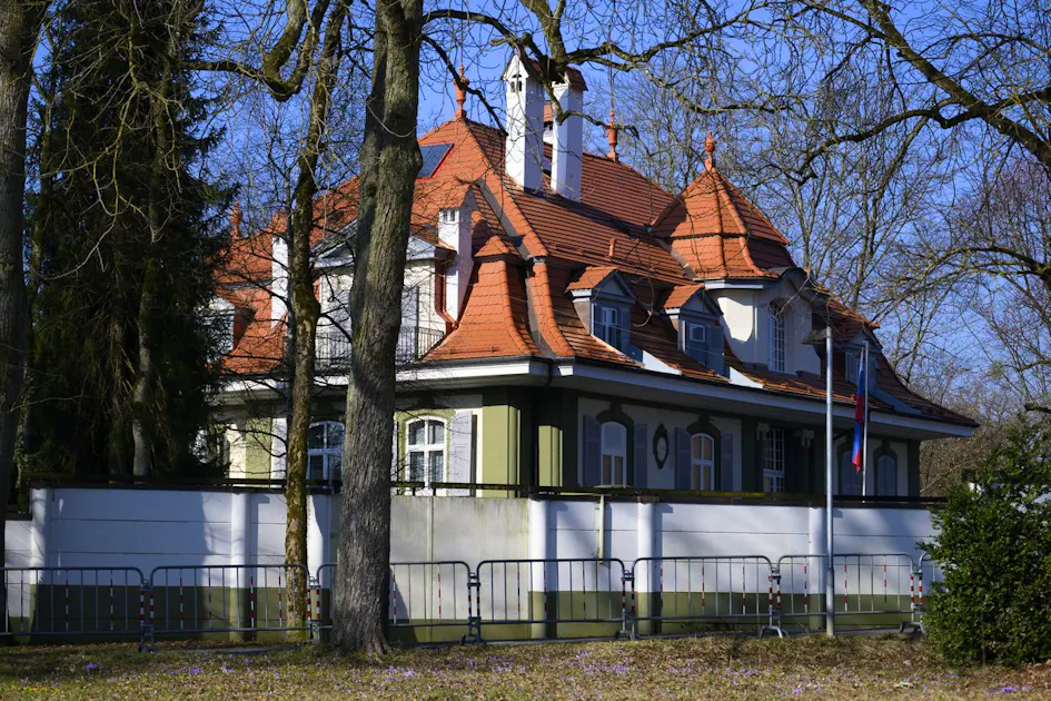 Lawyer spits on Russian embassy while jogging - | 6,900 Swiss francs fine