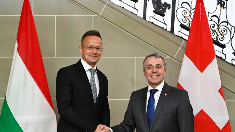 Il consigliere federale Ignazio Cassis (a destra) con il ministro degli esteri ungherese Peter Szijjarto a Berna