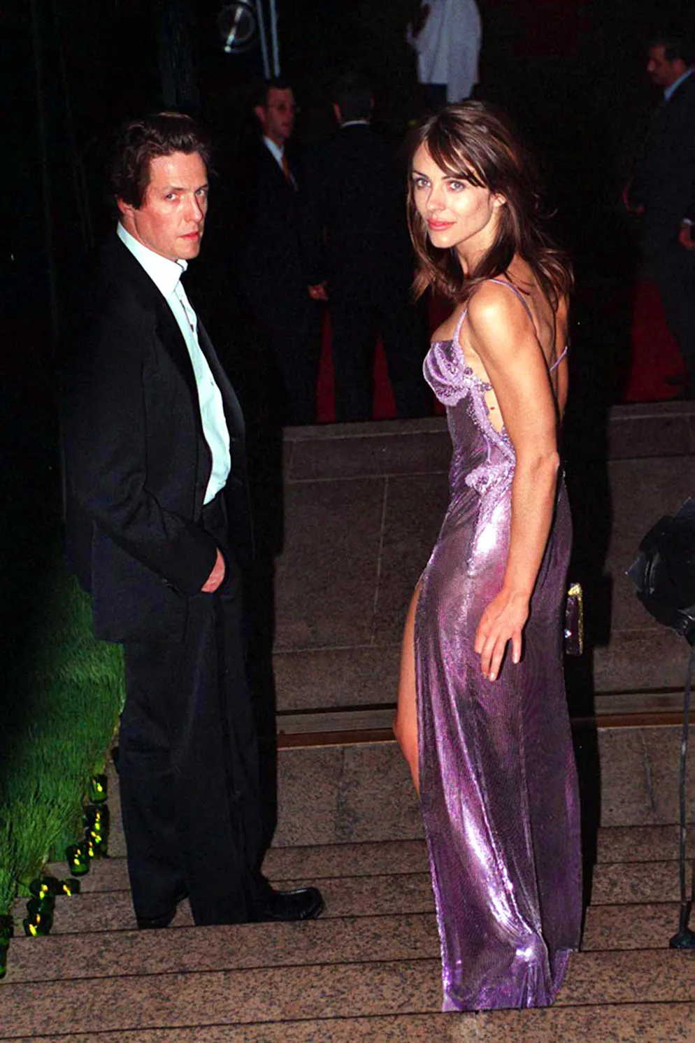 A 60 ans Liz Hurley ne change... rien!. Au bras de Hugh Grant le 2 juin 1999, l'actrice arborait une robe mauve métallique et dangereusement fendue.