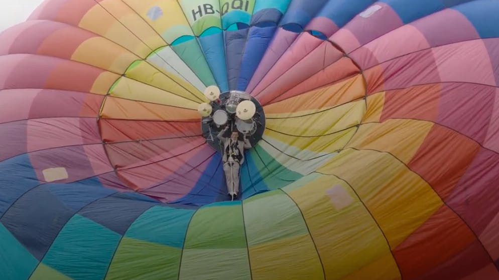 Spektakulärer Stunt. Dieser Schweizer Musiker spielt Schlagzeug auf einem Luftballon