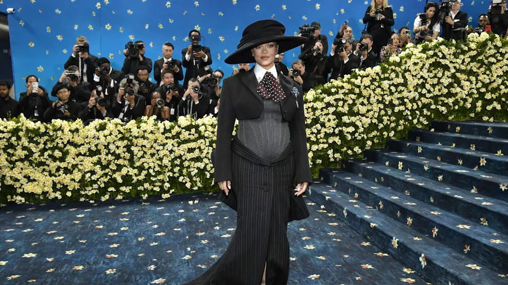 Col pancione insieme ad A$AP Rocky. Rihanna è incinta del terzo figlio, l'annuncio a sorpresa al Met Gala