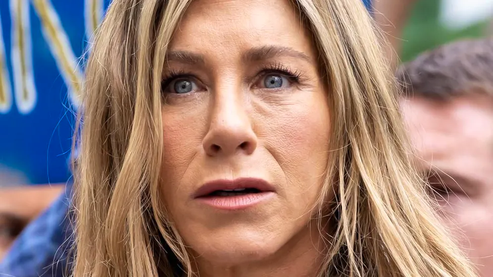 A Bel-Air. Uomo sfonda con l'auto il cancello della casa di Jennifer Aniston