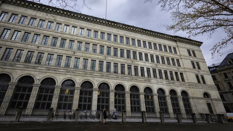 La BNS - nella foto la sede di Zurigo - deve fare i conti con le turbolenze sui mercati dei cambi.