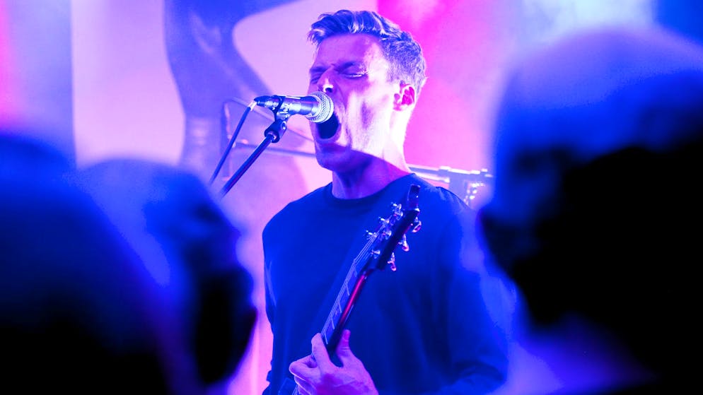 Ein Schiedsrichter als Rockstar. So geht Top-Schiri Urs Schnyder auf der Bühne ab