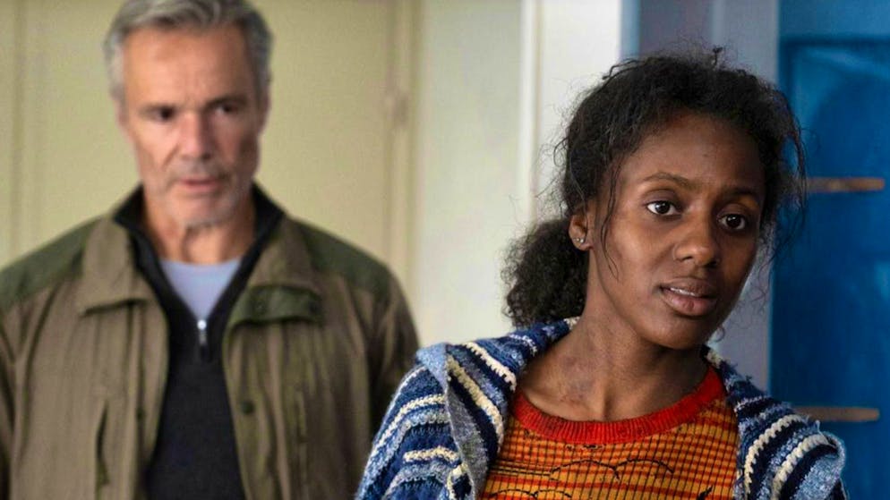 In the new "Amsterdam Crime Thriller", the chief public prosecutor wants Safiya (Shanaya Dap) to testify in court, but the young woman does not want to endanger the life of her sister, who is still in the hands of the traffickers. Can Alex (Hannes Jaenicke) find and save the little girl?