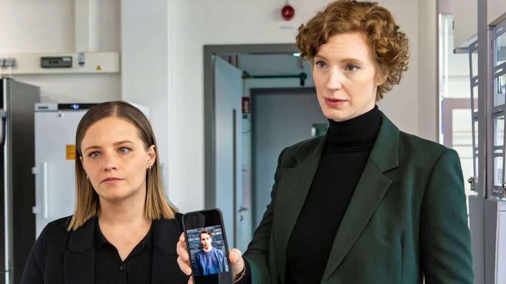 «Tatort» im Check: Gibt es mehr männliche oder weibliche Stalker?. Im Bremer «Tatort» mit Liv Moormann (Jasna Fritzi Bauer, links) und Linda Selb (Luise Wolfram) wurde ein Stalker ermordet.