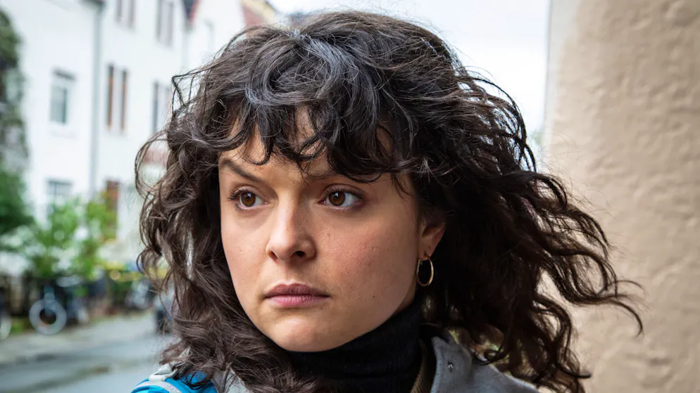 «Tatort» im Check: Gibt es mehr männliche oder weibliche Stalker?. Im Mittelpunkt des Bremer «Tatorts» steht die alleinerziehende Mutter Rani Ewers (Via Jikeli).