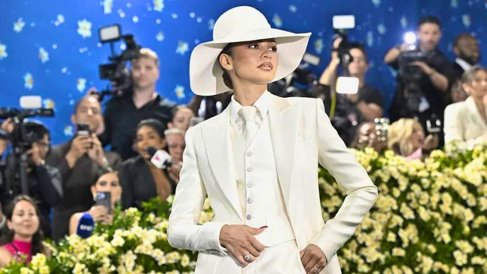Tra moderno e classico. Gessato sopra, niente sotto: la moda maschile si diverte al Met Gala 2025