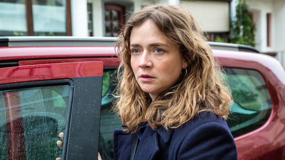 «Tatort» im Check: Gibt es mehr männliche oder weibliche Stalker?. Paula Södersen (Sarina Radomski), Ranis Mitbewohnerin, kümmert sich um die junge Mutter und ihre kleine Tochter.	