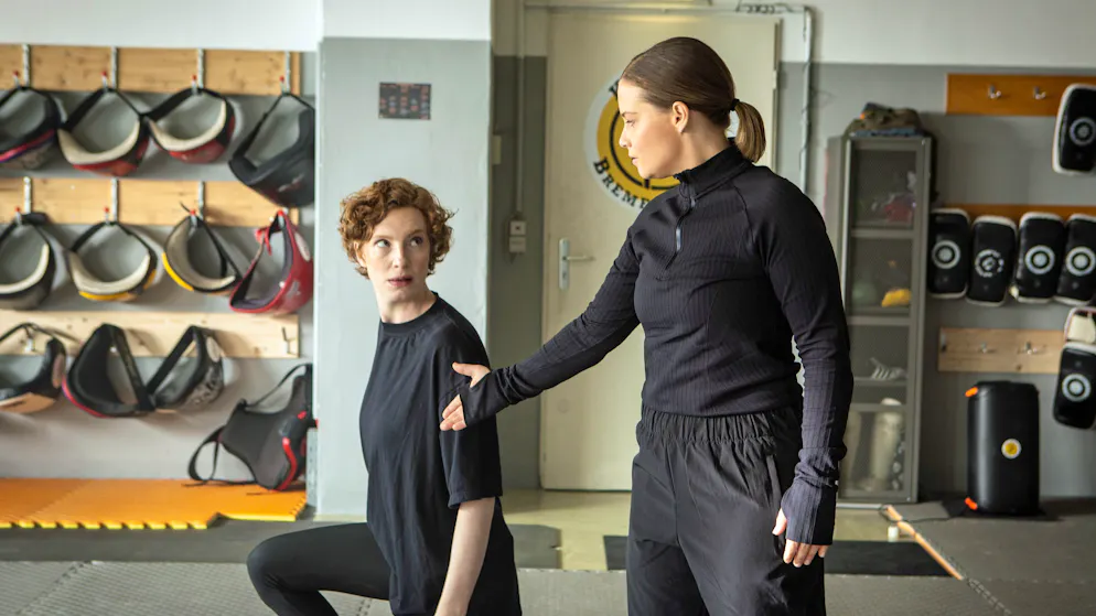 «Tatort» im Check: Gibt es mehr männliche oder weibliche Stalker?. Krav Maga-Training in Bremen: Die Kommissarinnen Selb (Luise Wolfram, links) und Moormann (Jasna Fritzi Bauer) haben unterschiedlich viel Spass an ihrer neuen Ausbildung.