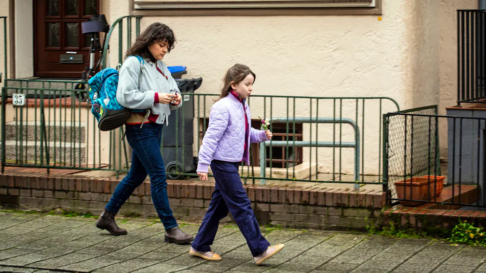 «Tatort» im Check: Gibt es mehr männliche oder weibliche Stalker?. Rani Ewers (Via Jikeli, links) holt ihre Tochter Mia (Pola Friedrichs) von der Schule ab. Dabei hat die junge Mutter stets Angst, ihrem Stalker zu begegnen.
