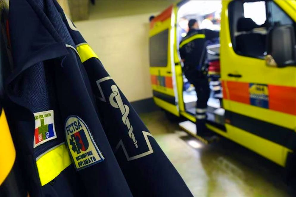 Sul posto sono intervenuti agenti della Polizia cantonale e i soccorritori della Croce Verde (foto d'archivio).