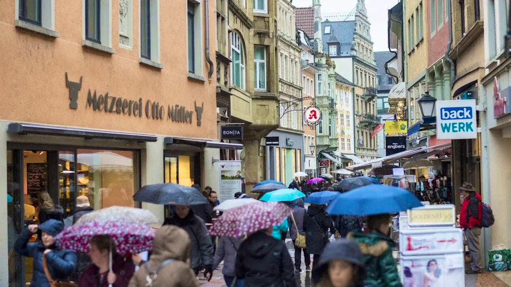 Malgré la pluie et la réduction de moitié de la franchise douanière : des ruelles bondées dans le centre-ville de Constance.
