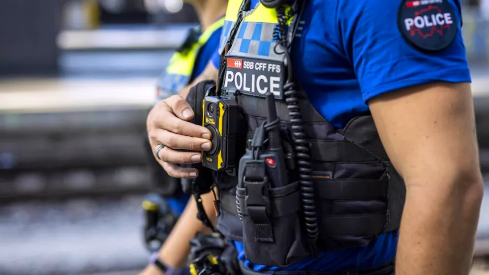 Un agente della polizia ferroviaria munito di bodycam