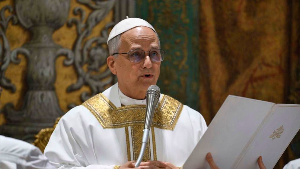 Con lui tutti i cardinali. Prima messa di Papa Leone XIV nella Cappella Sistina