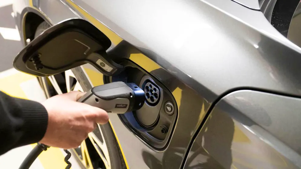 Le vetture elettriche stanno ampliando la loro quota di mercato.