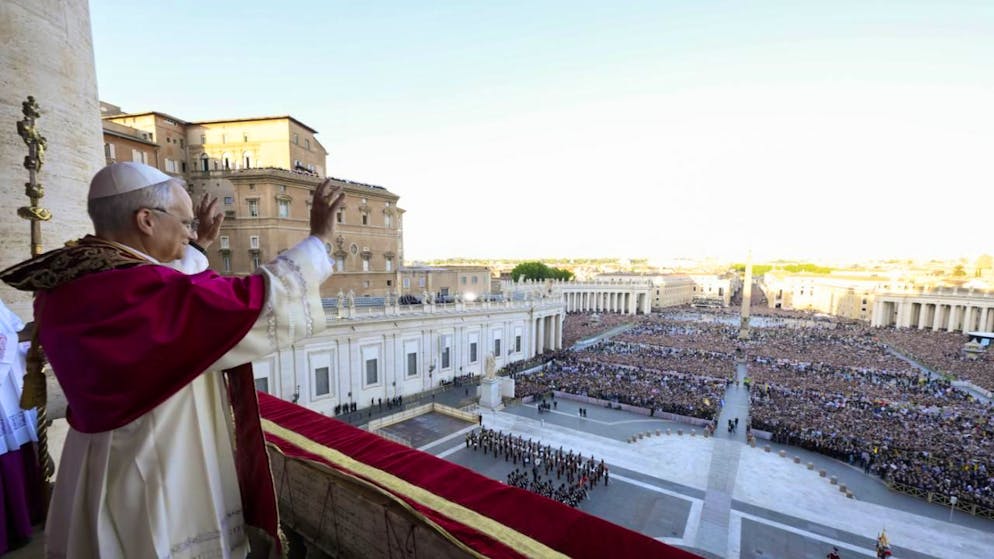 Papa Leone XIV saluta i fedeli accorsi a San Pietro. (Foto archivio)