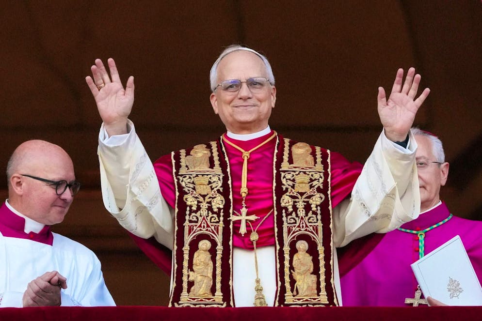 Conclave ticker: Black smoke, still no pope elected | blue News