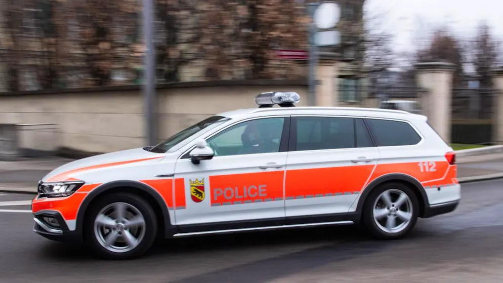 Cell phone at the wheel. Bern police officer causes an accident - and unintentionally films himself