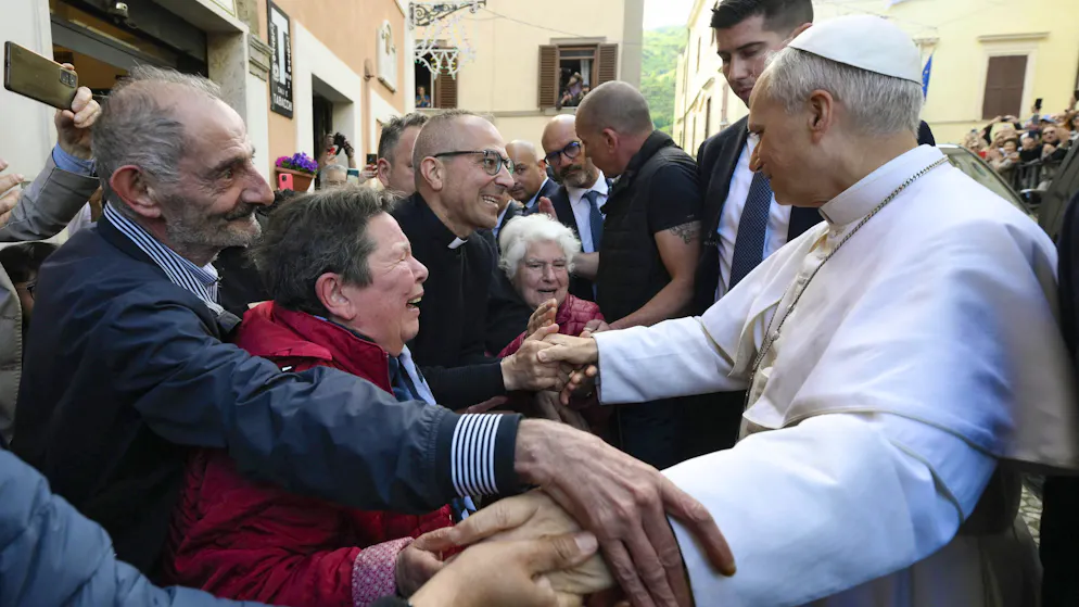 «Riprendiamo il cammino». Prima visita del Papa fuori dalle mura vaticane e, a sorpresa, anche sulla tomba di Francesco