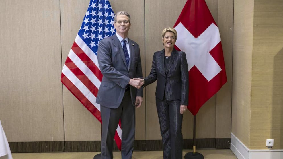 Il segretario al Tesoro americano Scott Bessent stringe la mano ieri a Ginevra alla presidente della Confederazione Karin Keller-Sutter.