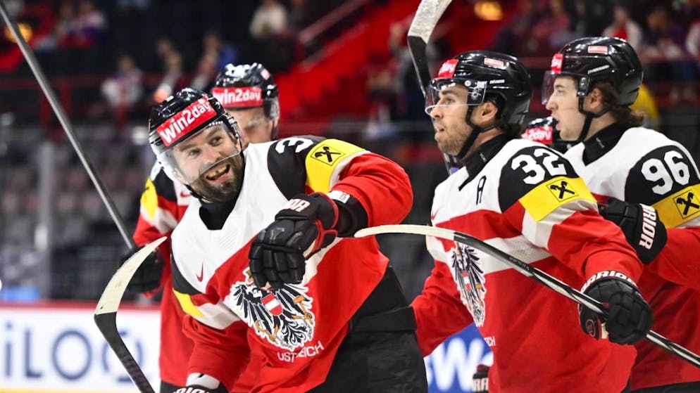 Peter Schneider (links) lässt sich nach dem entscheidenden Penalty feiern