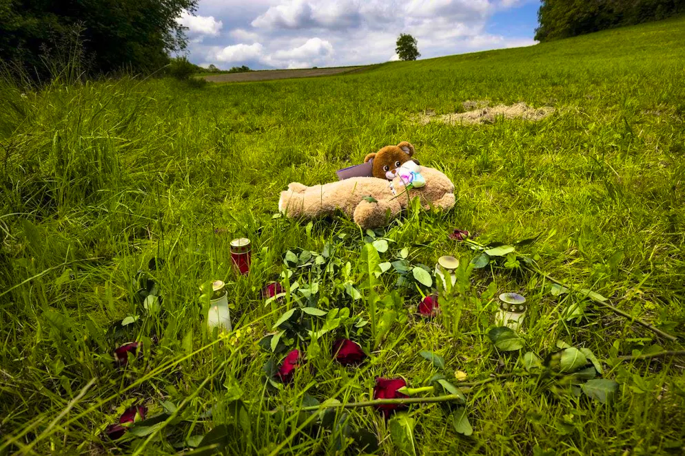Homicide Berikon AG / 15-year-old found dead. After a homicide in Berikon AG, two stuffed animals lie next to roses and candles where the 15-year-old girl was found.