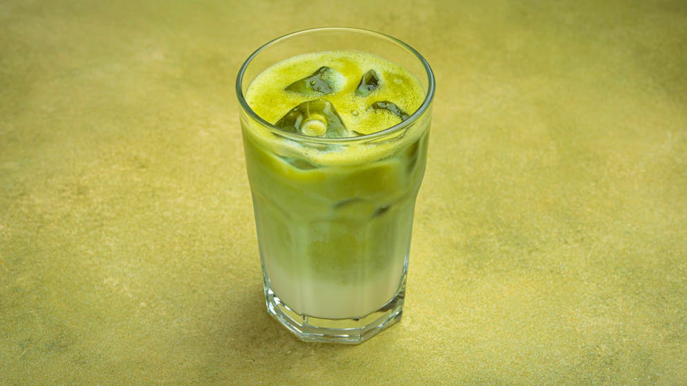 Ernährungsberaterin schätzt ein. Matcha-Boom – was steckt hinter dem grünen Teegetränk?