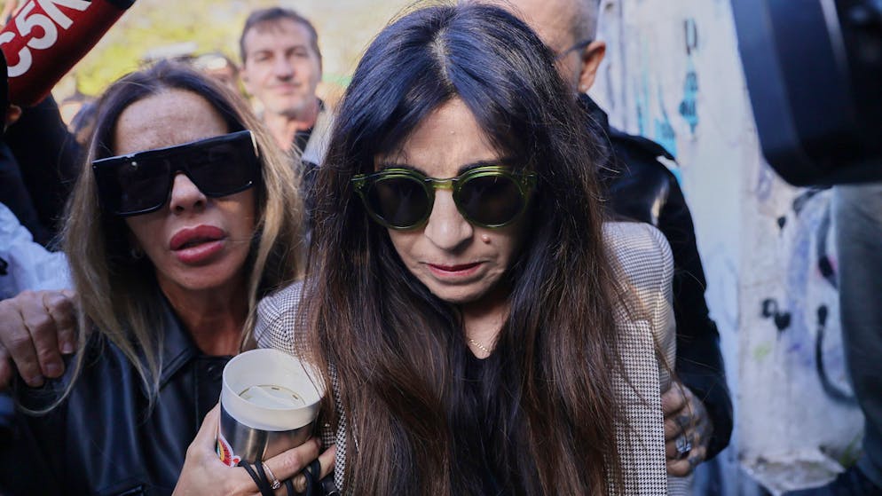 Mardi, une fille de Maradona, Gianinna, n'a pu retenir ses larmes.