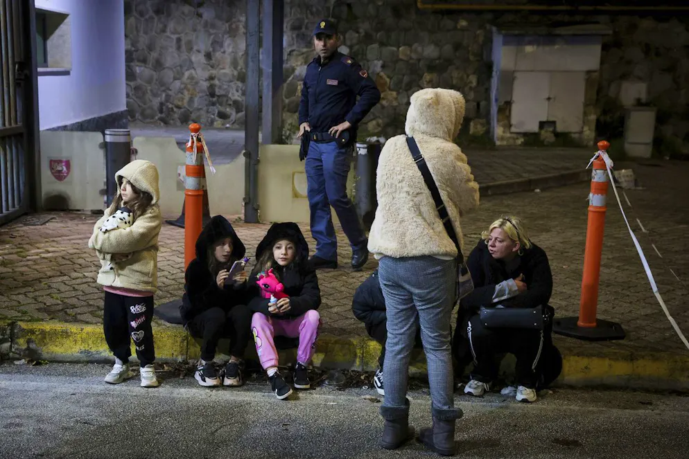 C'è chi è sceso in strada, chi è scappato sul Lungomare, chi si è precipitato alla scuola dei bimbi dove le lezioni erano in corso e che, insieme alle università, sono state evacuate.