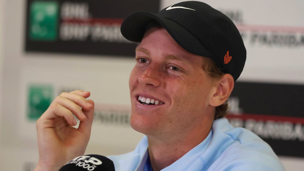 Jannik Sinner con il logo sul cappellino.