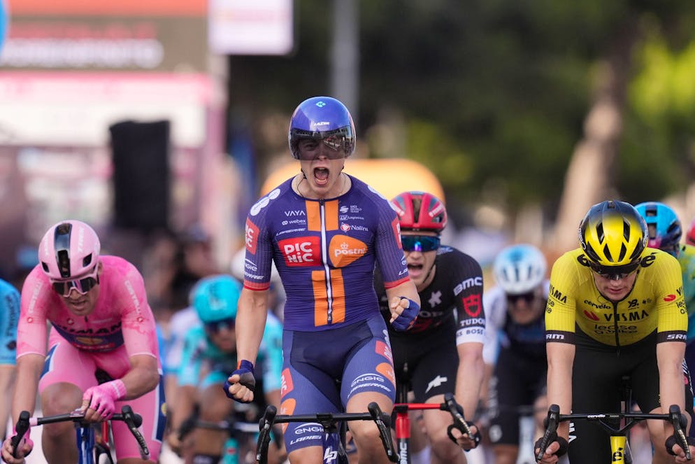 A Lecce dopo 189km pianeggianti si è imposto Casper van Uden.