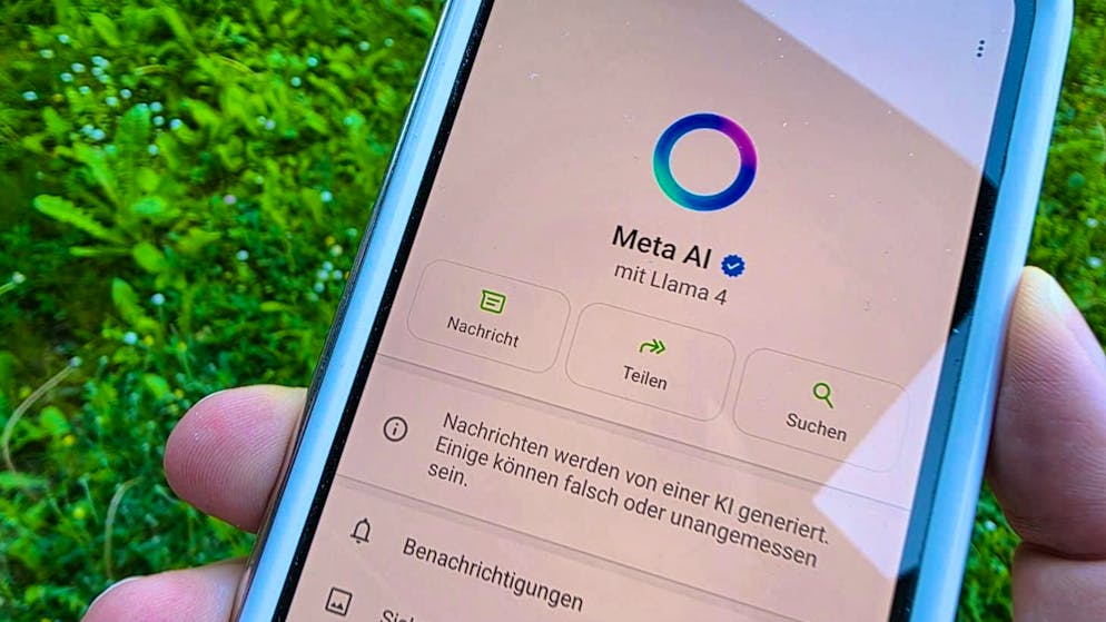 Il cerchio blu si espande. Ora la nuova funzione di WhatsApp sta diventando ancora più invadente
