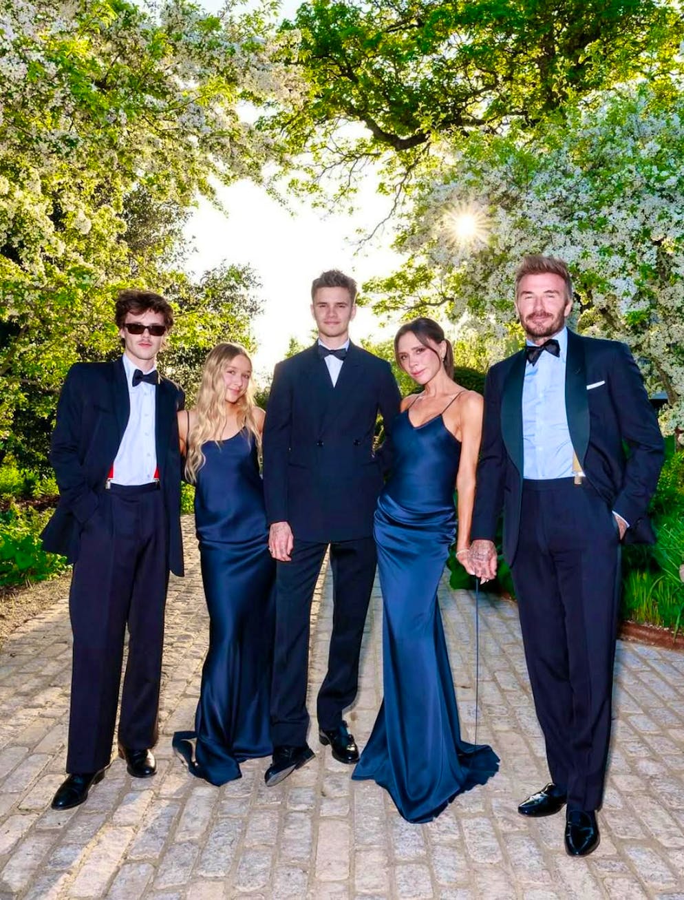 La famiglia Beckham al 50° compleanno di papà David. Manca il figlio Brooklyn.