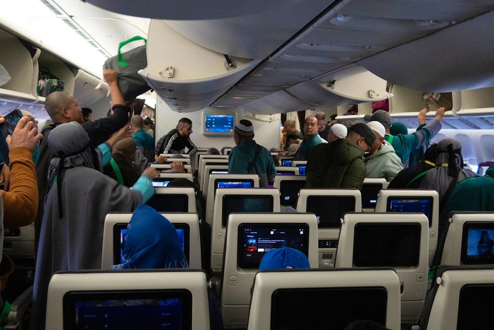 Die geheimen Codes der Flight Attendants. Zur Umschreibung eines Toten oder einer Toten an Bord wird hingegen ein anderes Codewort genutzt: «Hugo». Für den Fall, dass eine Leiche mit dem Flugzeug transportiert werden muss oder ein Passagier oder eine Passagierin tatsächlich direkt an Bord stirbt, wird dieser Vorfall von der Crew «Hugo» genannt. Der geheime Code ergibt sich als Abkürzung aus den Anfangsbuchstaben der beiden Worte «Human Gone».