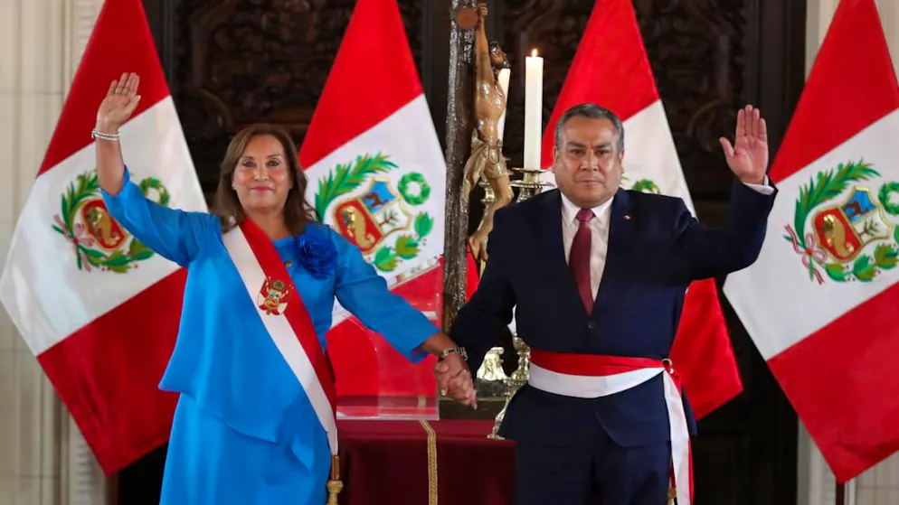 Gustavo Adrianzén, nella foto con la presidente Dina Boluarte, ha lasciato il suo incarico.