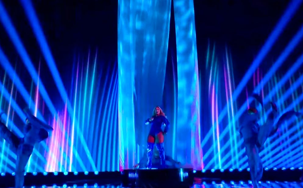 Stroboskoplicht und ein Superman-Cape: Die Dänen liefern. 