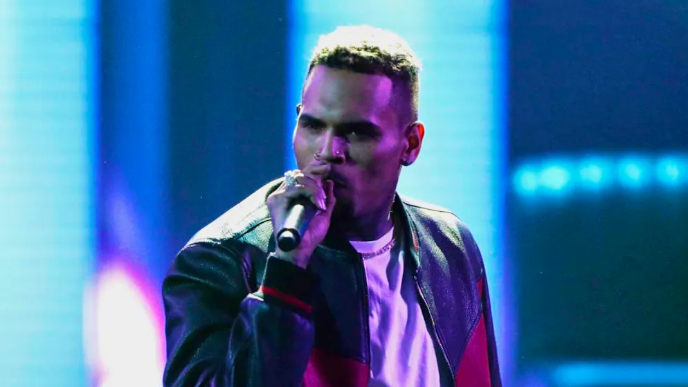 In manette l'ex di Rihanna. Il rapper Chris Brown arrestato in un hotel di Manchester, ecco il motivo