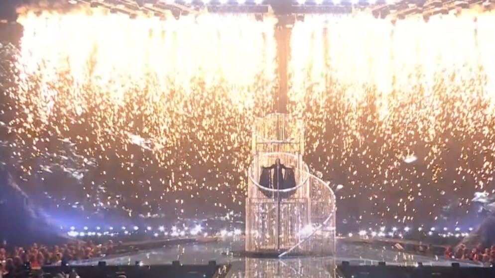 ESC 2025 in Basel. Gigantische Feuer-Show – und ganz viel Erotik und nackte Haut