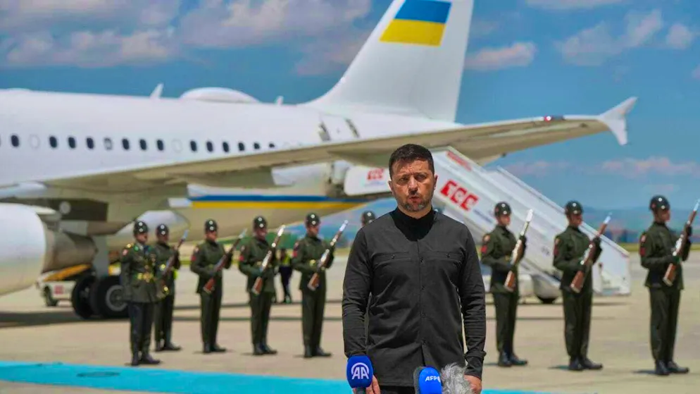 dpatopbilder - Ukrainian President Volodymyr Zelensky talks to journalists after his arrival at Esenboga Airport in Ankara. Photo: Evgeniy Maloletka/AP/dpa