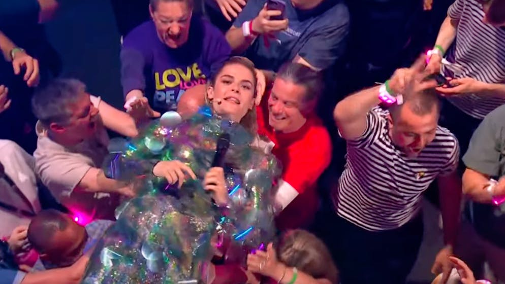 Hazel interviewt das Publikum per Stage-Diving. 